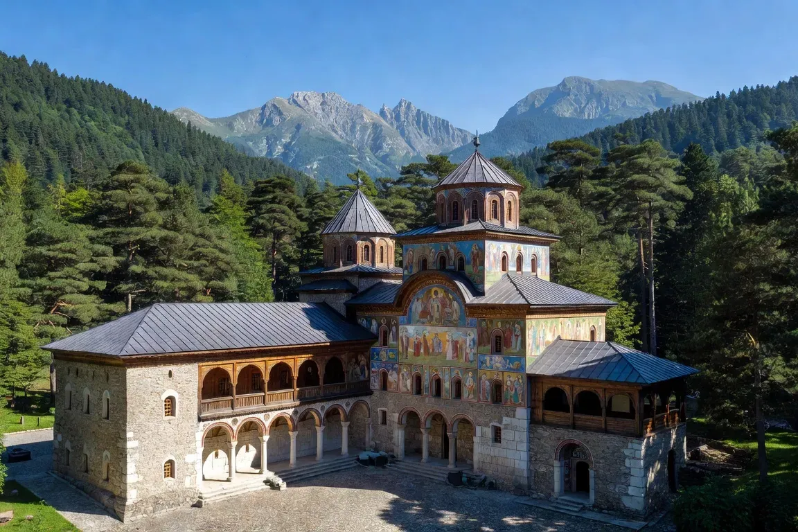 Monastère de Rila en Bulgarie entouré de forêts de pins et de montagnes, architecture orthodoxe avec fresques colorées, ciel bleu