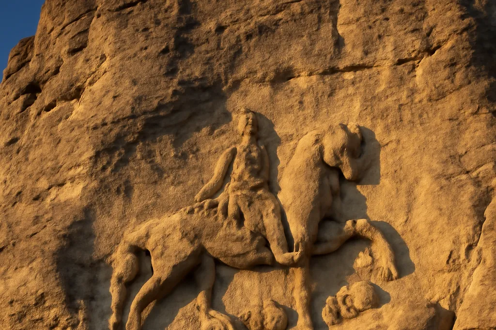 Cavalier de Madara sculpte dans la falaise rocheuse en Bulgarie