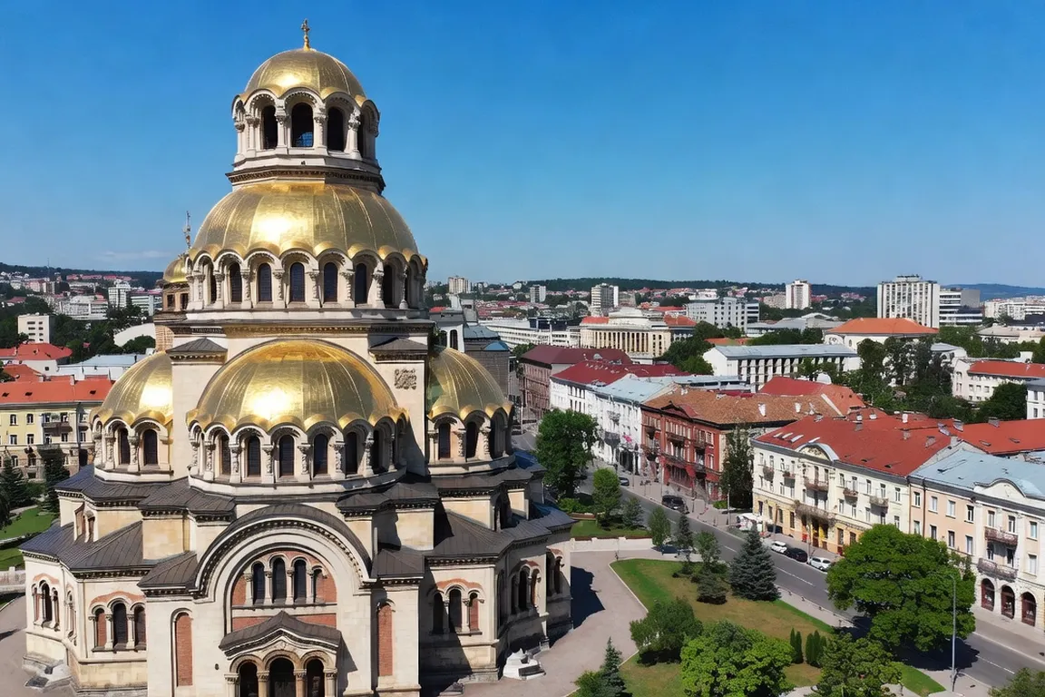 Cathédrale Alexandre-Nevsky à Sofia avec ses coupoles dorées sous un ciel bleu azur